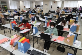 時短要請協力金の申請書類を審査する事務局のスタッフ＝２２日午前、神戸市中央区（撮影・大森　武）