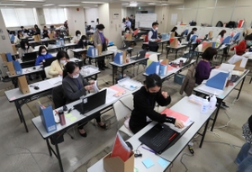 時短要請協力金の申請書類を審査する事務局のスタッフ＝２２日午前、神戸市中央区（撮影・大森　武）