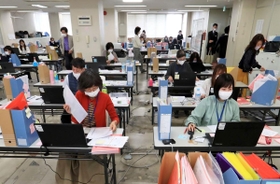 時短要請協力金の申請書類を審査する事務局のスタッフ＝２２日午前、神戸市中央区（撮影・大森　武）