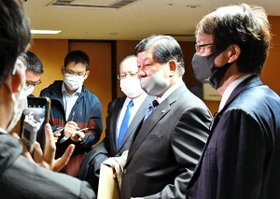 取材に応じる兵庫県議会・自民党の石川憲幸議員（右から２人目）ら＝２２日夕、兵庫県庁