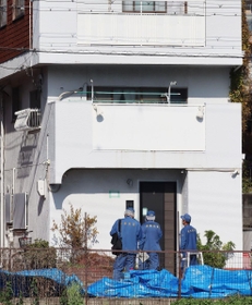 尼崎市が買いとる方針を示した暴力団関係者の住宅。１１月の発砲事件では壁やドアに銃弾が撃ち込まれた＝２０２０年１１月１８日、尼崎市南武庫之荘５