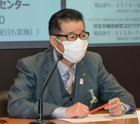 大阪市役所で記者団の取材に応じる日本維新の会代表の松井一郎市長＝２３日午前