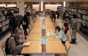 最終的な蔵書数は約７万冊。児童書や専門書も充実している＝２４日午前、神戸市須磨区、大丸須磨店（撮影・吉田敦史）