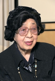 ７０周年記念のＣＤを発売した際にインタビューに答える横井和子さん（２０１１年３月、芦屋市内）