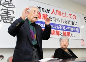 結審後の報告会で不妊手術や差別に対する怒りを語る原告の小林宝二さん（左）、喜美子さん夫妻＝２５日午後、神戸市中央区橘通３
