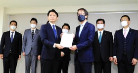 自民党県議団から離脱したグループの内藤兵衛県議から立候補要請書を受け取る斎藤元彦氏（中央左）＝２５日午後６時１分、神戸市中央区下山手通４、兵庫県民会館（撮影・鈴木雅之）