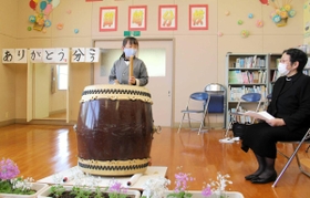 休校式で集落に伝わる祭り太鼓の演奏を披露した松上華渚さん＝香美町香住区余部