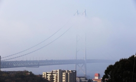 霧に包まれた明石海峡大橋＝２６日午前８時１６分、神戸市垂水区舞子台７から（撮影・小林良多）