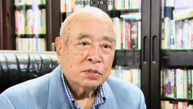 島田氏の立場を説明する大田昌秀さんの映像（映画「生きろ」製作委員会提供）
