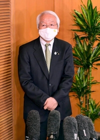 飲食店への時短要請延長について取材に応じる井戸敏三知事＝２６日夕、兵庫県庁（撮影・秋山亮太）