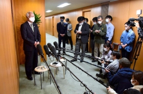 飲食店への時短要請延長について取材に応じる井戸敏三知事＝２６日夕、兵庫県庁（撮影・秋山亮太）
