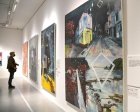 学芸員のイチ推し作品が並ぶ会場＝横尾忠則現代美術館（撮影・坂井萌香）