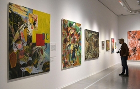 学芸員のイチ推し作品が並ぶ会場＝横尾忠則現代美術館（撮影・坂井萌香）