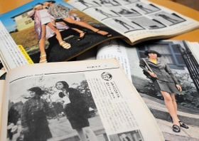 １９６０年代の雑誌でさかんに取り上げられたミニスカート＝神戸市灘区王子町３、神戸文学館