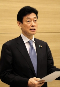 神戸市内の視察後、取材に応じる西村康稔経済再生担当相＝神戸市中央区港島南町２