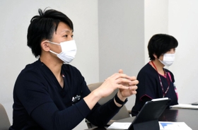 クラスターが発生した当時を振り返る黒田優医師（左）と村岡由美看護部長＝加古川市平岡町新在家、東加古川病院