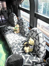 席の間隔を空けるためにテディベアが置かれた展望車