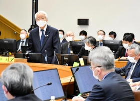 新型コロナウイルス感染症対策本部会議の冒頭であいさつする兵庫県の井戸敏三知事＝２９日午後、神戸市中央区、県災害対策センター