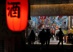 飲食店の点在する通り。満席となっている店舗もちらほら見られるが、４月から再び時短が要請される＝２９日夜、明石市内（撮影・長嶺麻子）
