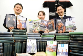 ７２年続いた発行を終える「雪」を手にした監修担当の神戸市消防局職員＝神戸市中央区加納町６、市役所４号館