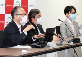 新生児対象の難病の検査開始を発表する（左から）神戸大大学院の飯島一誠教授、兵庫医科大の竹島泰弘主任教授、神戸大大学院の粟野宏之准教授＝３０日午後、神戸市中央区楠町７