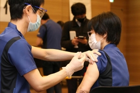 新型コロナワクチンの接種を行った医療従事者＝神戸市内