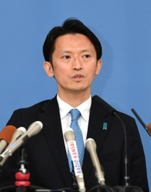 兵庫県知事選への立候補を表明した斎藤元彦氏＝３１日午後１時２分、県庁（撮影・中西幸大）