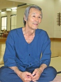 主演作「太秦ライムライト」について取材に応じる福本清三さん＝２０１４年、京都市内
