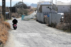 県道長坂垂水線の未舗装部分。通学路としても使われている＝神戸市西区伊川谷町長坂
