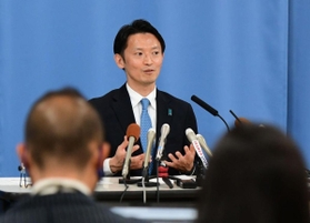 ７月１日告示の兵庫県知事選に立候補表明する前大阪府財政課長の斎藤元彦氏＝３１日午後、神戸市中央区下山手通５、兵庫県庁（撮影・中西幸大）