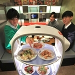 客の座席まで料理を届ける配膳ロボット＝明石市東仲ノ町、「焼肉の和民」明石駅前店