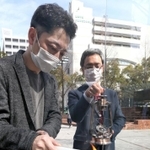 ＨＡＮＤＳの藤本代表理事（左）から「希望の灯り」を受け取る大熊町の幾橋課長＝神戸市中央区加納町６（撮影・小林良多）