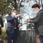 ＨＡＮＤＳの藤本代表理事（右）から「希望の灯り」を受け取る大熊町の幾橋課長＝神戸市中央区加納町６（撮影・小林良多）
