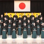 晴れやかな表情で卒業式に臨んだ１０７期生＝宝塚市武庫川町（宝塚音楽学校提供）