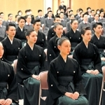 晴れやかな表情で卒業式に臨んだ１０７期生＝宝塚市武庫川町（宝塚音楽学校提供）