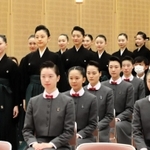 晴れやかな表情で卒業式に臨んだ１０７期生＝宝塚市武庫川町（宝塚音楽学校提供）