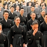 卒業式で感極まった表情を見せる１０７期生＝３日午前、宝塚市武庫川町（宝塚音楽学校提供）