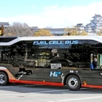 神姫バスが西日本で初めて導入する燃料電池バス＝３日午前、姫路市本町（撮影・大山伸一郎）