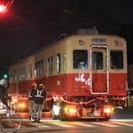 トレーラーで公道を移動する「赤胴車」＝４日未明、尼崎市大物町２（撮影・斎藤雅志）