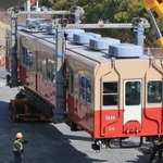 大型のクレーンでつり上げられた車両＝４日午前、西宮市高須町２