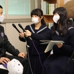 （左から）原正宗主将に取材する放送部の兼石美凰さん、三宅菜々美さん＝東播磨高校