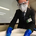 到着したワクチンを超低温冷凍庫に入れる神戸市職員＝５日午前、神戸市中央区雲井通５、中央区役所（撮影・秋山亮太）