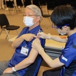 新型コロナウイルスワクチンの接種を受ける神戸市立医療センター中央市民病院の木原康樹院長（左）＝５日午後、神戸市中央区港島南町２（撮影・小林良多）