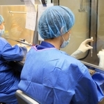 特殊な装置の中で、ワクチンを注射器に分ける職員＝５日午後、神戸市中央区港島南町２、神戸市立医療センター中央市民病院（撮影・小林良多）