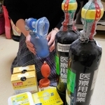 女児の家庭で備蓄している医療用機器や人工栄養＝神戸市東灘区