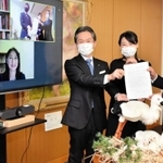ジェンダーギャップ解消に向けた提言書を受け取る中貝宗治市長（右）＝豊岡市役所