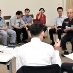 事業者の管理職向けに開かれた演劇ワークショップ＝２０１９年９月、豊岡市中央町
