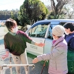 デイサービス運営で多忙な日々を送る大井千加子さん（左）。震災の悲しみを越え、生きる力を得る場だ＝福島県南相馬市（本人提供）