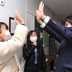 インターネットで合格を確認後、担任（右）のもとへ報告に訪れる生徒たち＝９日午前、神戸市長田区池田谷町２、長田高校（撮影・吉田敦史）