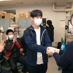 合格の報告に訪れ、教諭たちと喜び合う受験生＝９日午前、神戸市長田区池田谷町２（撮影・吉田敦史）